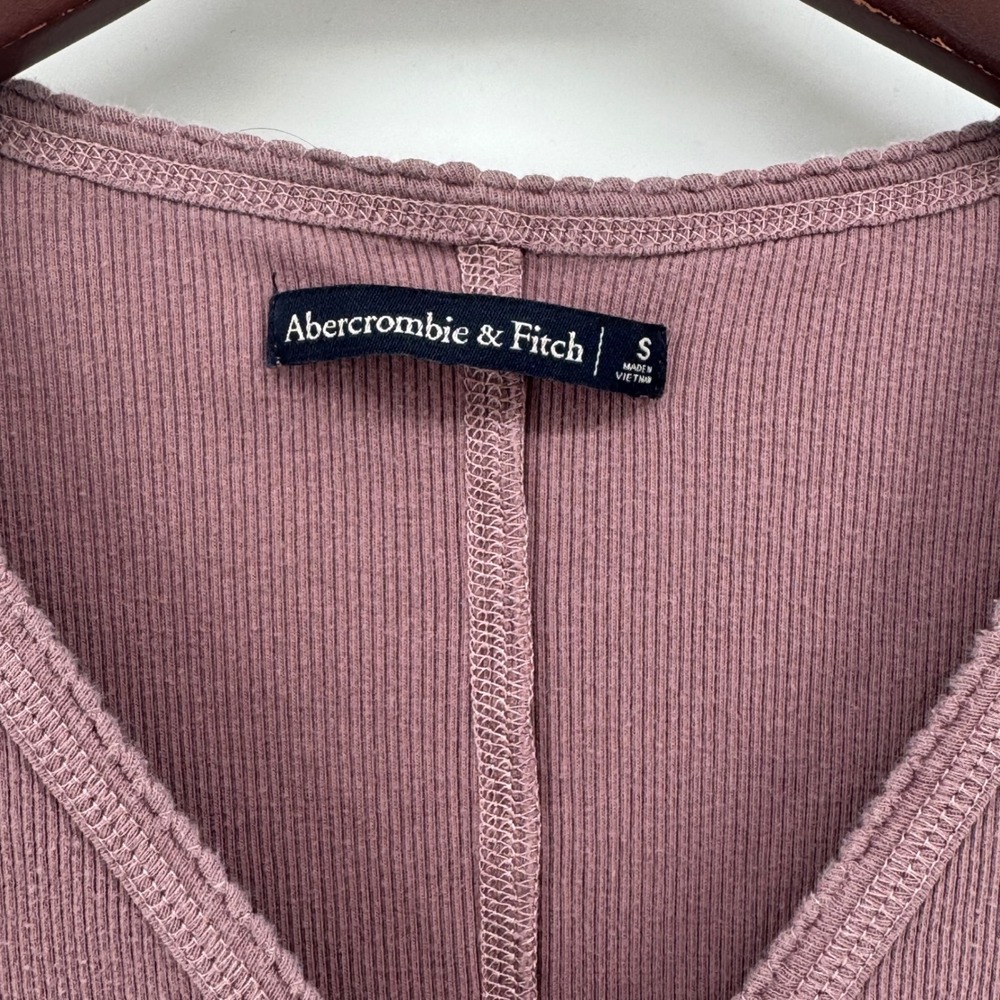 Abercrombie & Fitch‎ Womens Small Mauve Ribbed Long Sleeve Henley V-Neck Top - Picture 3 of 8